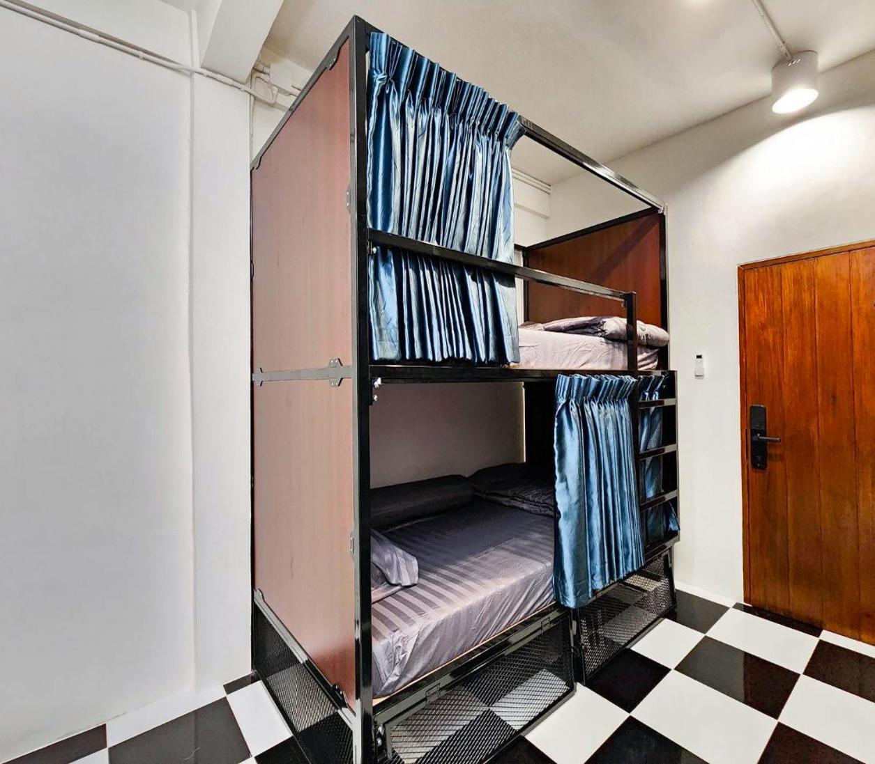 Noir Cafe And Hostel Chinatown 방콕 객실 사진